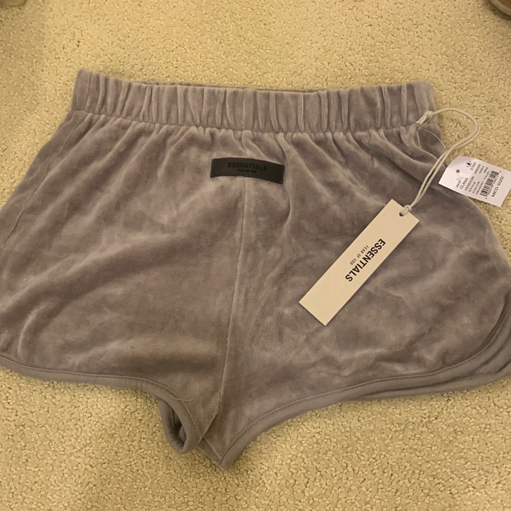 ESSENTIALS WOMENS SHORTS WITH TAG SIZE M